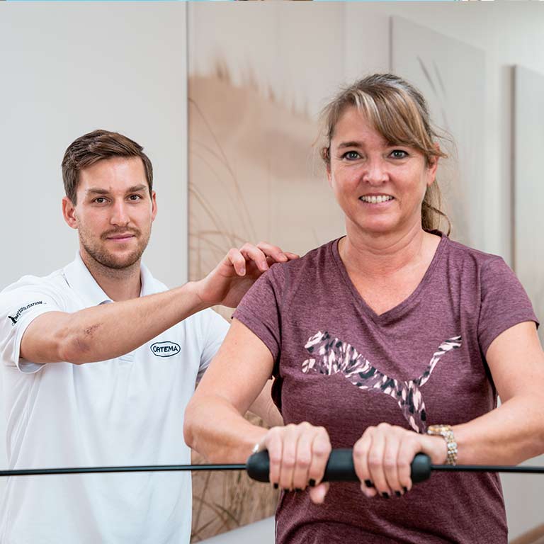 Medizinische Trainingstherapie mit Patientin